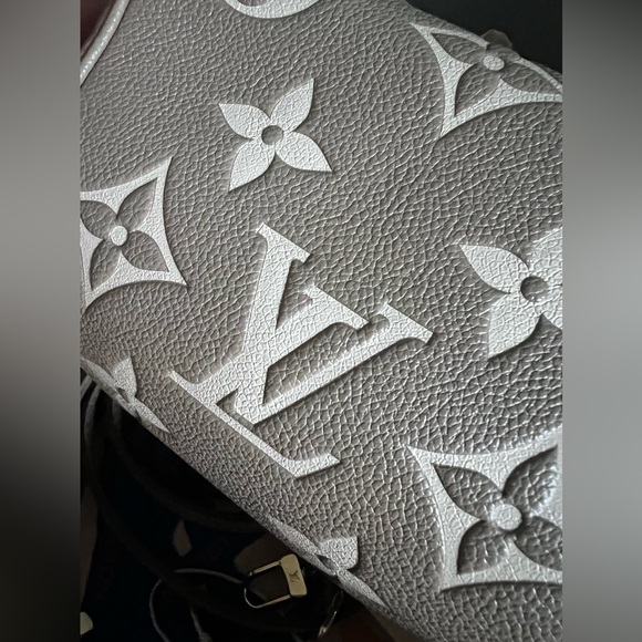 Brand new Louis Vuitton mini bumbag in bicolor monogram empreinte leather. - Picture 10 of 16